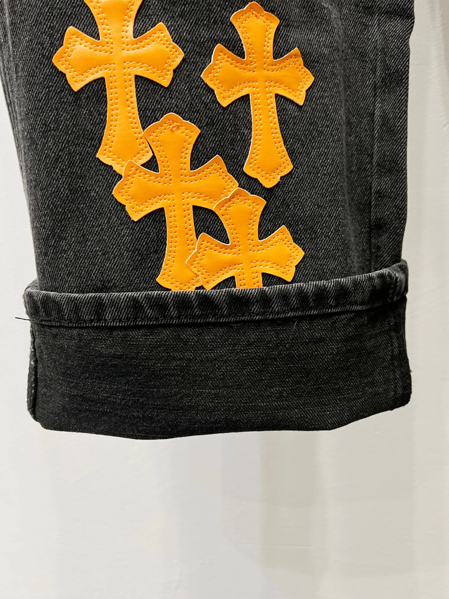 P270 Style No.: (K620) Chrome Hearts & Chrome Hearts 25FW CH workwear logging black and orange patchwork leather limited edition cow king jeans Chrome Hearts’ most popular color pants are made of beaded canvas fabric. Heavy washing makes the upper body of the fabric more textured and the pants are tall and straight! The three-dimensional cutting of the whole trousers is a masterpiece! The hardware is customized by zp. The beaded canvas fabric is thick and soft after being washed. It has good breathability. Customized small leather label. Unique design. The details are simple and elegant, and the workmanship is exquisite. The whole trousers are neatly routed and the details are in place! It’s so cool that both men and women can easily control the genderless trend!  Size: 30-32-34-36 Color: black